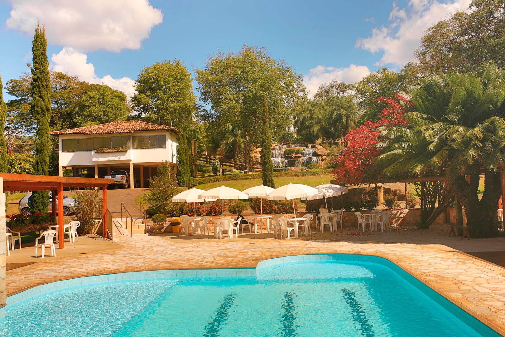 Área de lazer com piscina